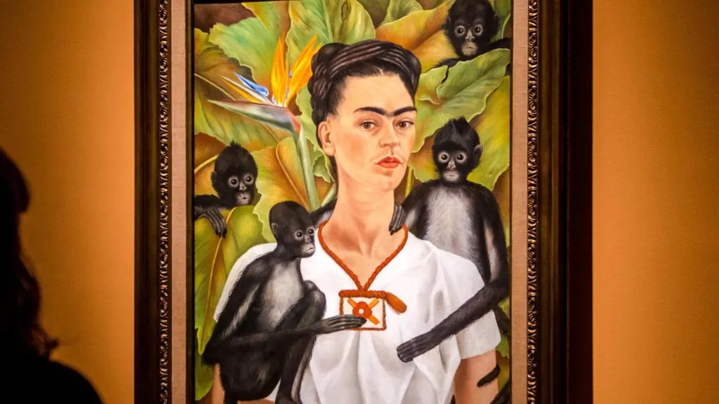 Frida Kahlo utilizó animales y símbolos para expresar dolor, identidad, afecto y resistencia en sus autorretratos.
