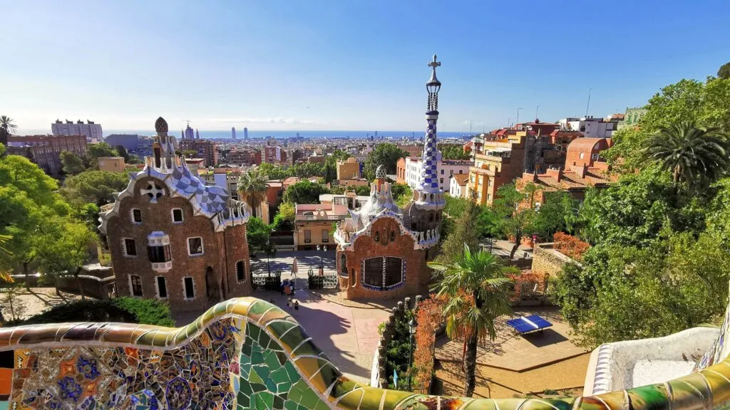 Gaudí vivió en la Casa Rosa del Park Güell antes de trasladarse a la Sagrada Familia durante sus últimos años.