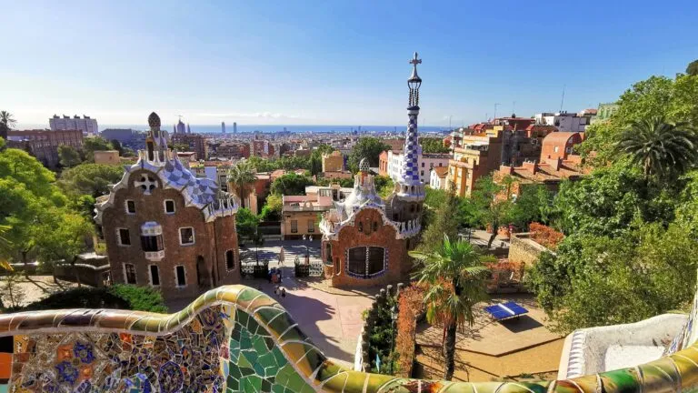 Gaudí vivió en la Casa Rosa del Park Güell antes de trasladarse a la Sagrada Familia durante sus últimos años.