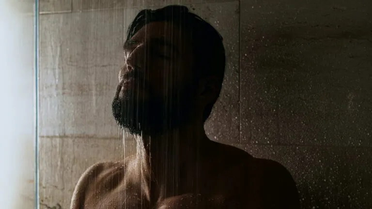Bañarse por la mañana o por la noche
