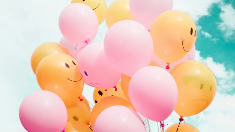 La felicidad puede evaluarse mediante indicadores que relacionan bienestar, calidad de vida y factores sociales.