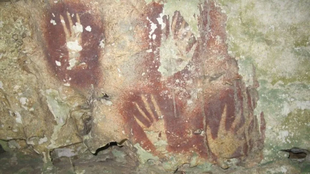 Pintura rupestre de 67.800 años hallada en Indonesia