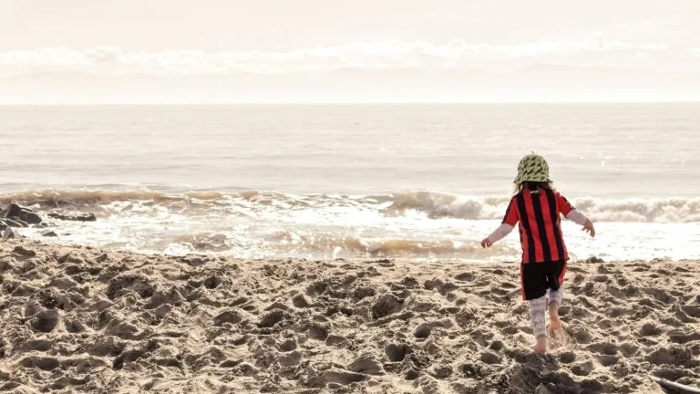 El verano parece más largo durante la infancia porque la novedad, la atención y la emoción fortalecen los recuerdos y cambian la percepción del tiempo.