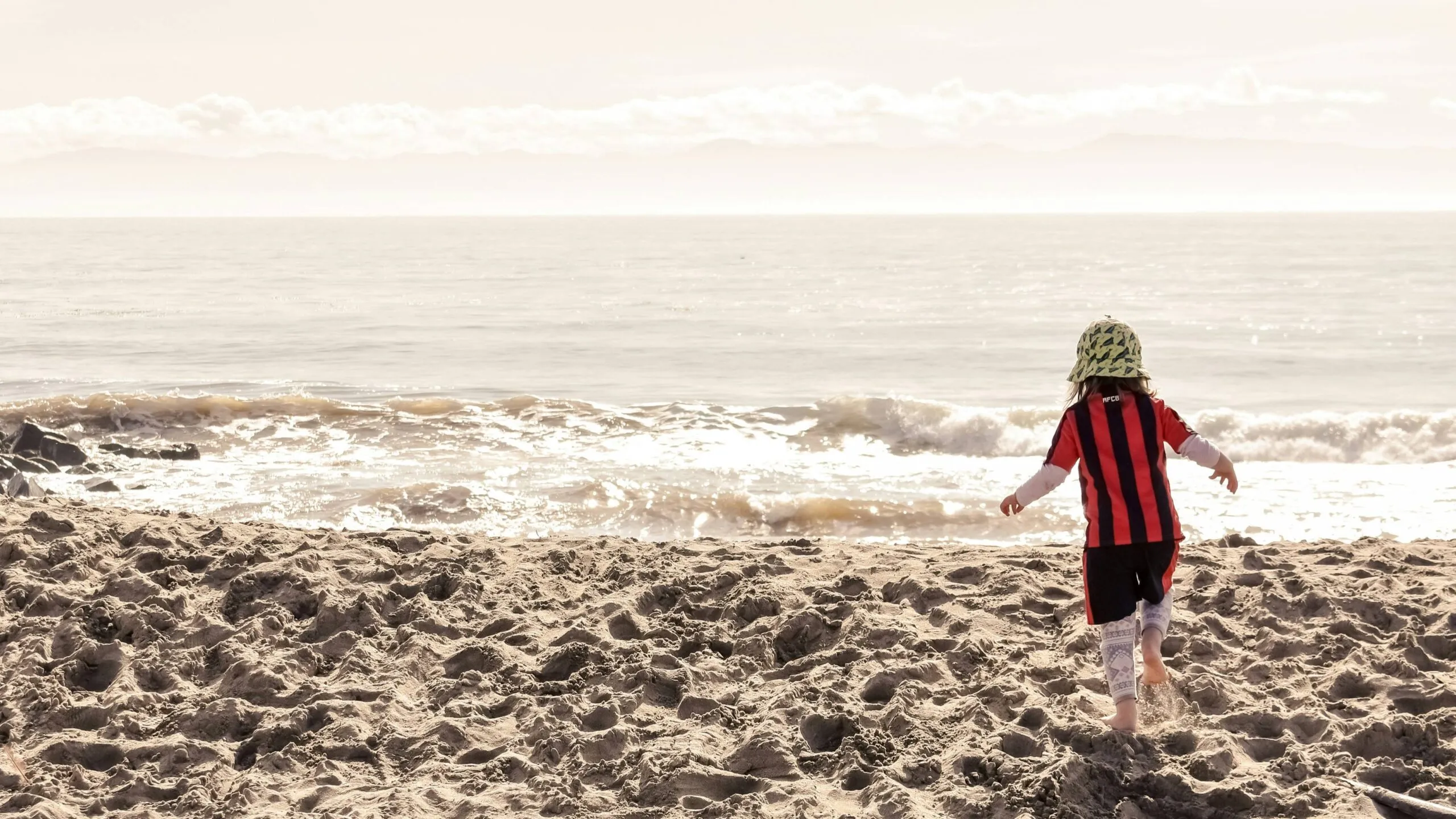 El verano parece más largo durante la infancia porque la novedad, la atención y la emoción fortalecen los recuerdos y cambian la percepción del tiempo.