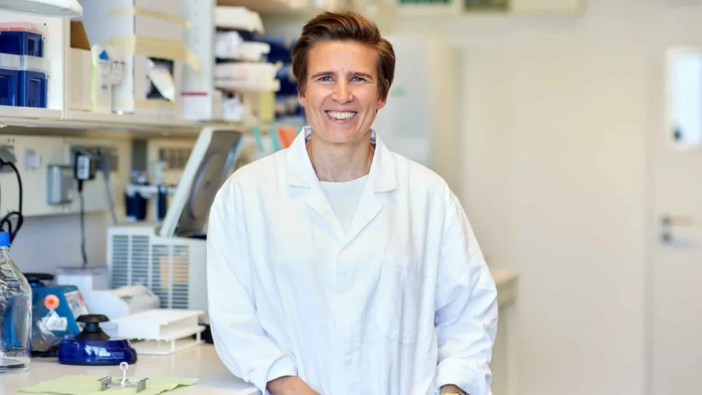 Sara Wickström investiga cómo las fuerzas mecánicas modifican los genes celulares y pueden influir en cáncer y envejecimiento.