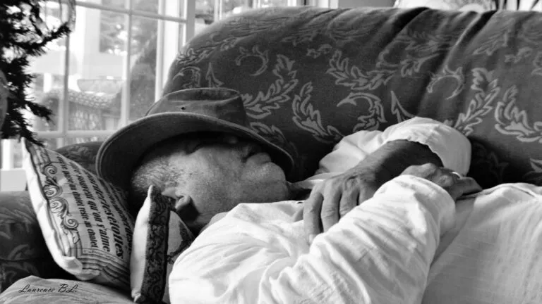 Las siestas pueden aportar beneficios, pero su duración y frecuencia también ofrecen información sobre la salud en adultos mayores.