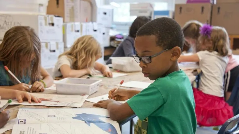 Suecia reduce las pantallas y recupera libros en las escuelas