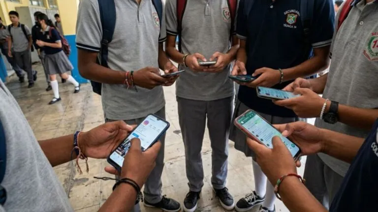 Celulares restringidos durante la jornada escolar en primarias y secundarias de México