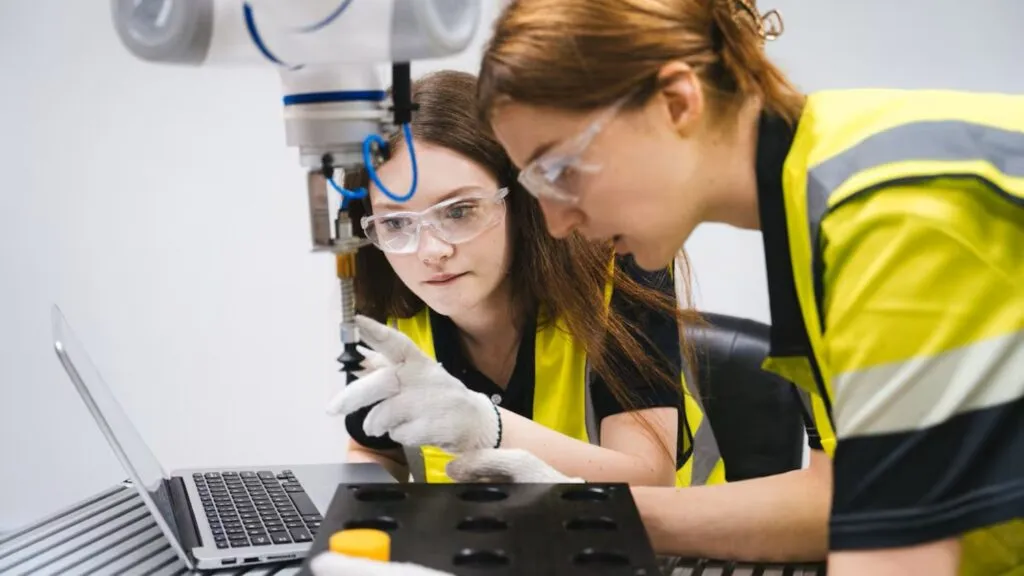 Educación dual permite a estudiantes combinar formación universitaria con aprendizaje dentro de empresas