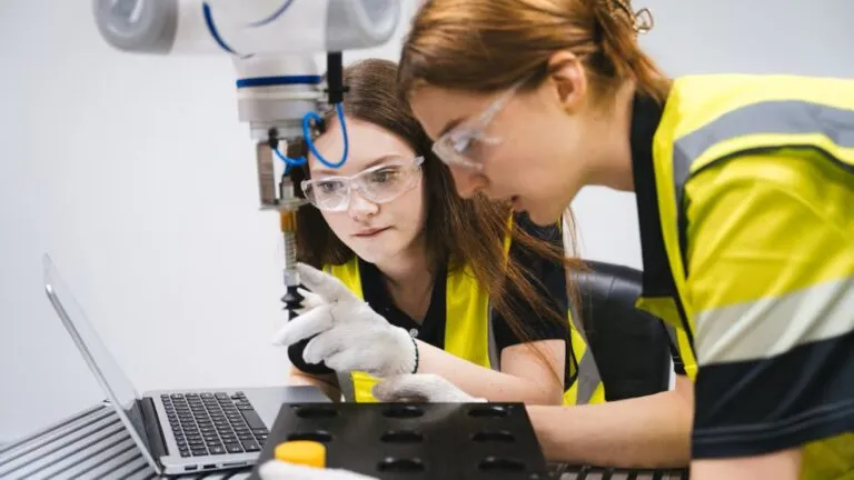 Educación dual permite a estudiantes combinar formación universitaria con aprendizaje dentro de empresas