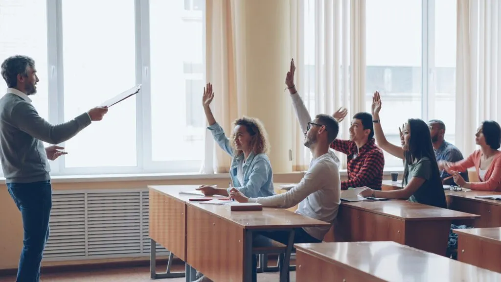 Escuela presencial y virtual como espacios para enseñar y aprender