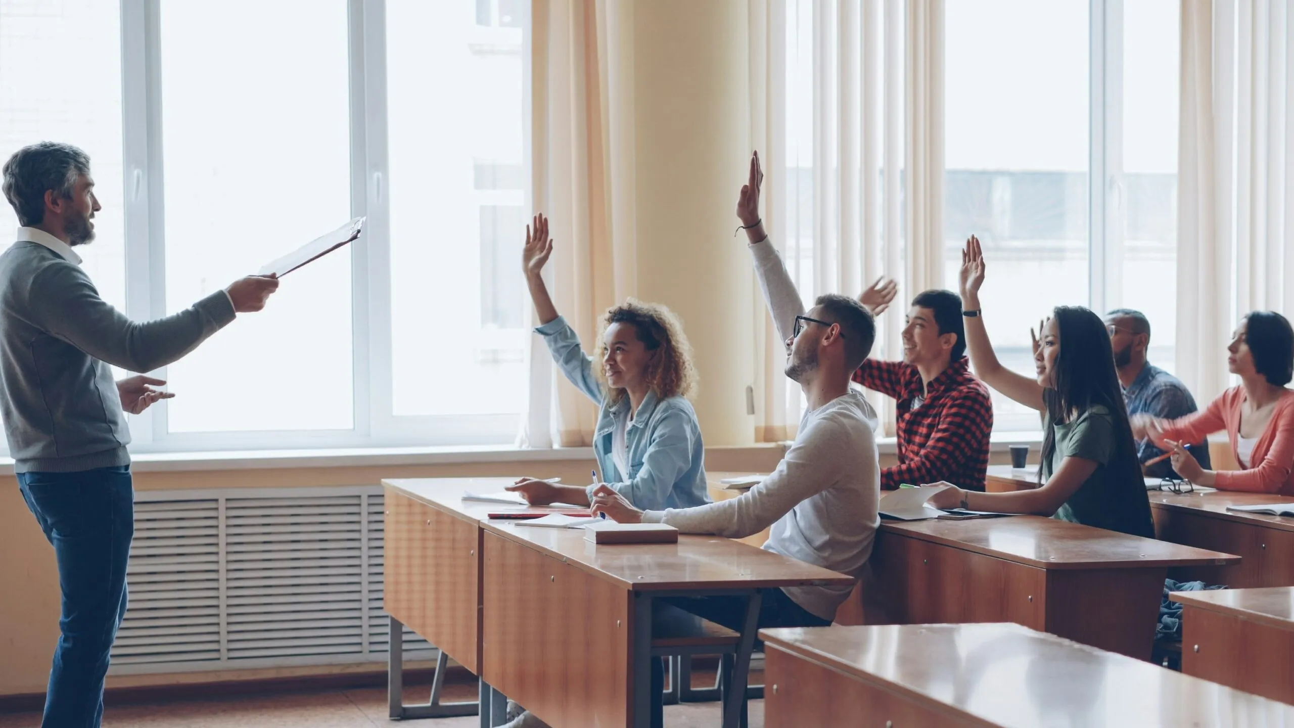 Escuela presencial y virtual como espacios para enseñar y aprender