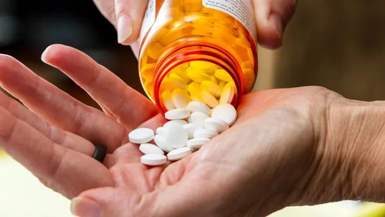 Opioides y uso de inteligencia artificial para personalizar el tratamiento del dolor después de una cirugía dental