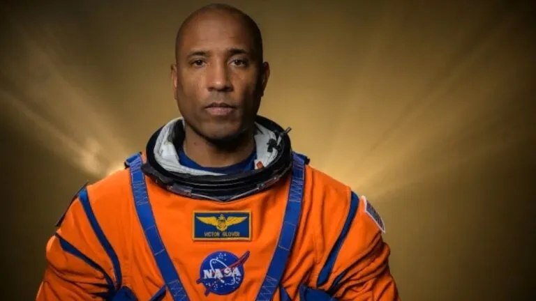 Victor Glover después de participar en la misión lunar Artemis II de la NASA