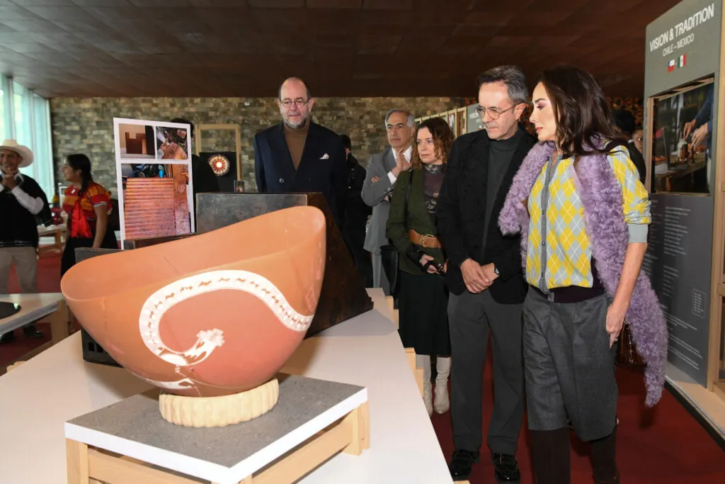 Asistentes observan una pieza de cerámica artesanal durante la exposición Visión y Tradición de Design Week México 2026.