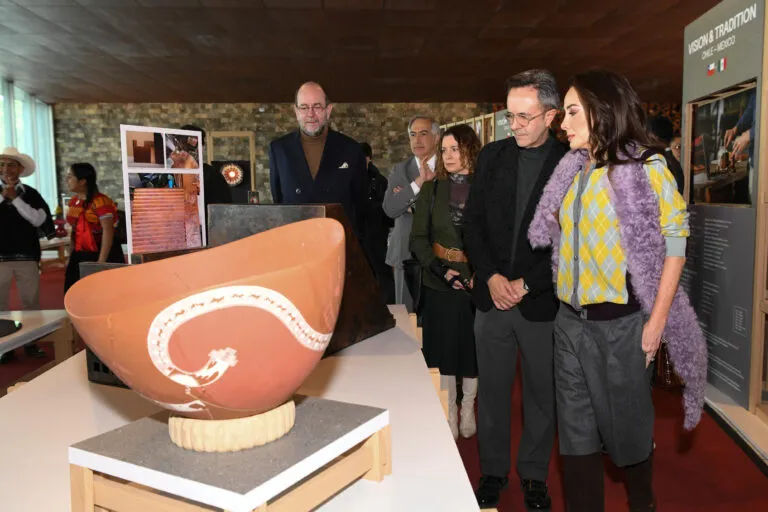 Asistentes observan una pieza de cerámica artesanal durante la exposición Visión y Tradición de Design Week México 2026.