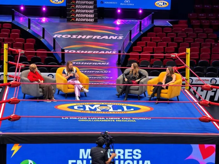Cuatro mujeres participan en un conversatorio dentro del cuadrilátero de la Arena México durante el encuentro Mujeres en Lucha.