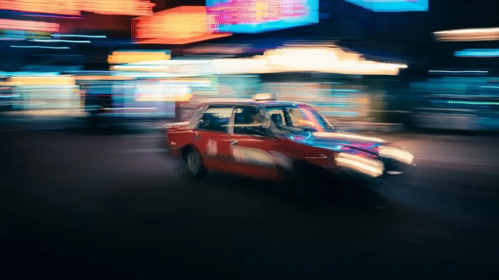 Análisis sobre la velocidad al conducir, el ahorro de tiempo y el aumento del riesgo de accidentes de tránsito