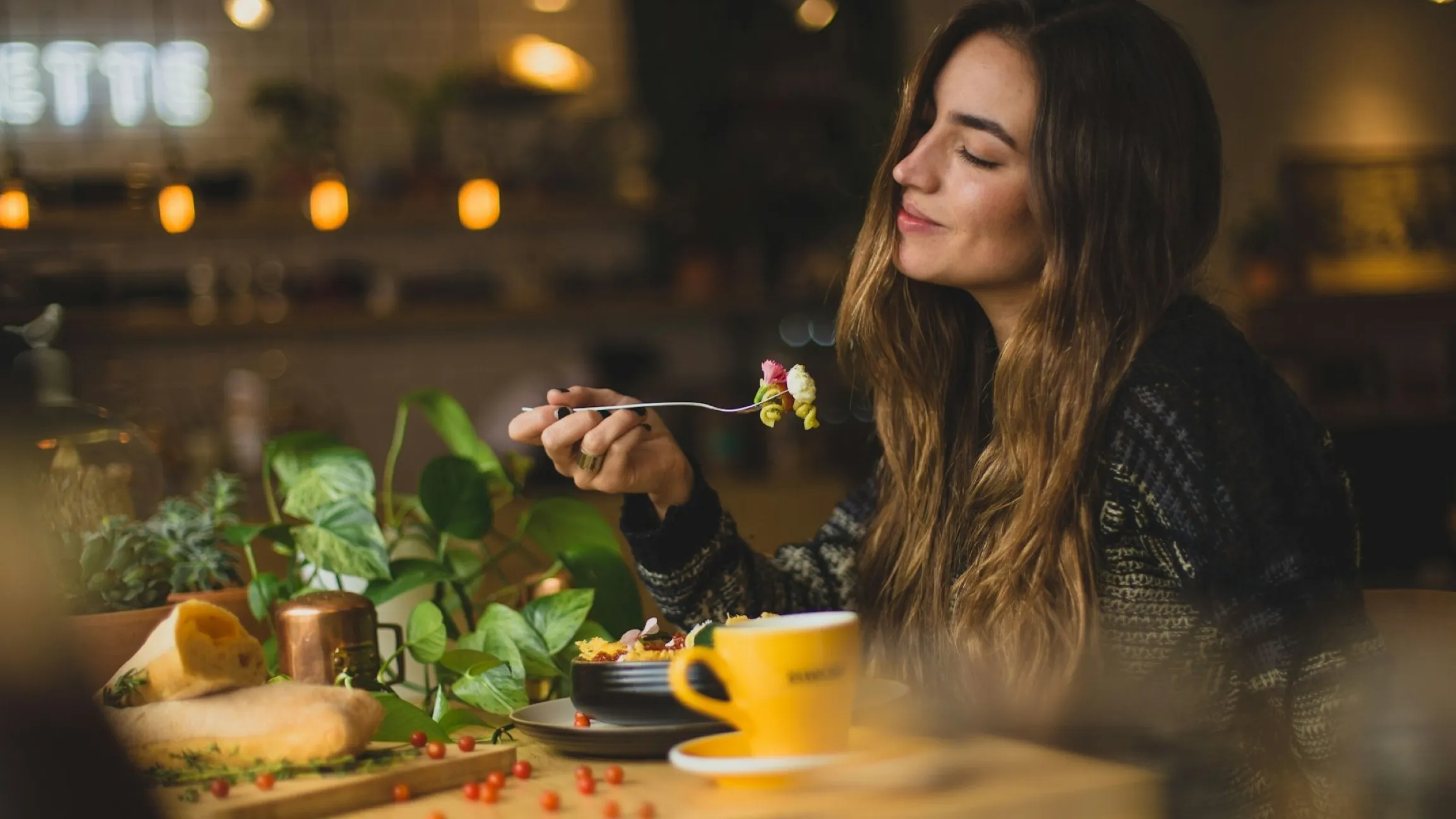 Investigación científica sobre cómo escuchar música modifica la actividad cerebral relacionada con la percepción del sabor de los alimentos