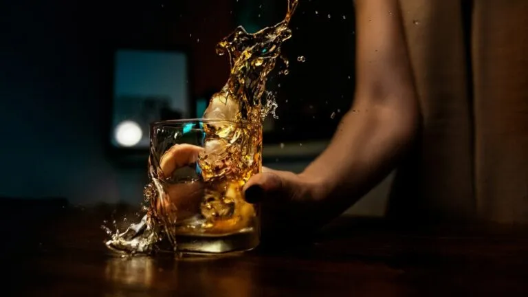 Estudio científico sobre la relación entre el hambre, el alcoholismo y los mecanismos cerebrales que forman recuerdos asociados al consumo de alcohol