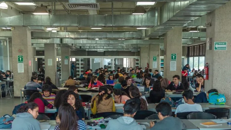 Especialistas de la UNAM proponen utilizar inteligencia artificial y fortalecer el bienestar universitario para prevenir el abandono escolar