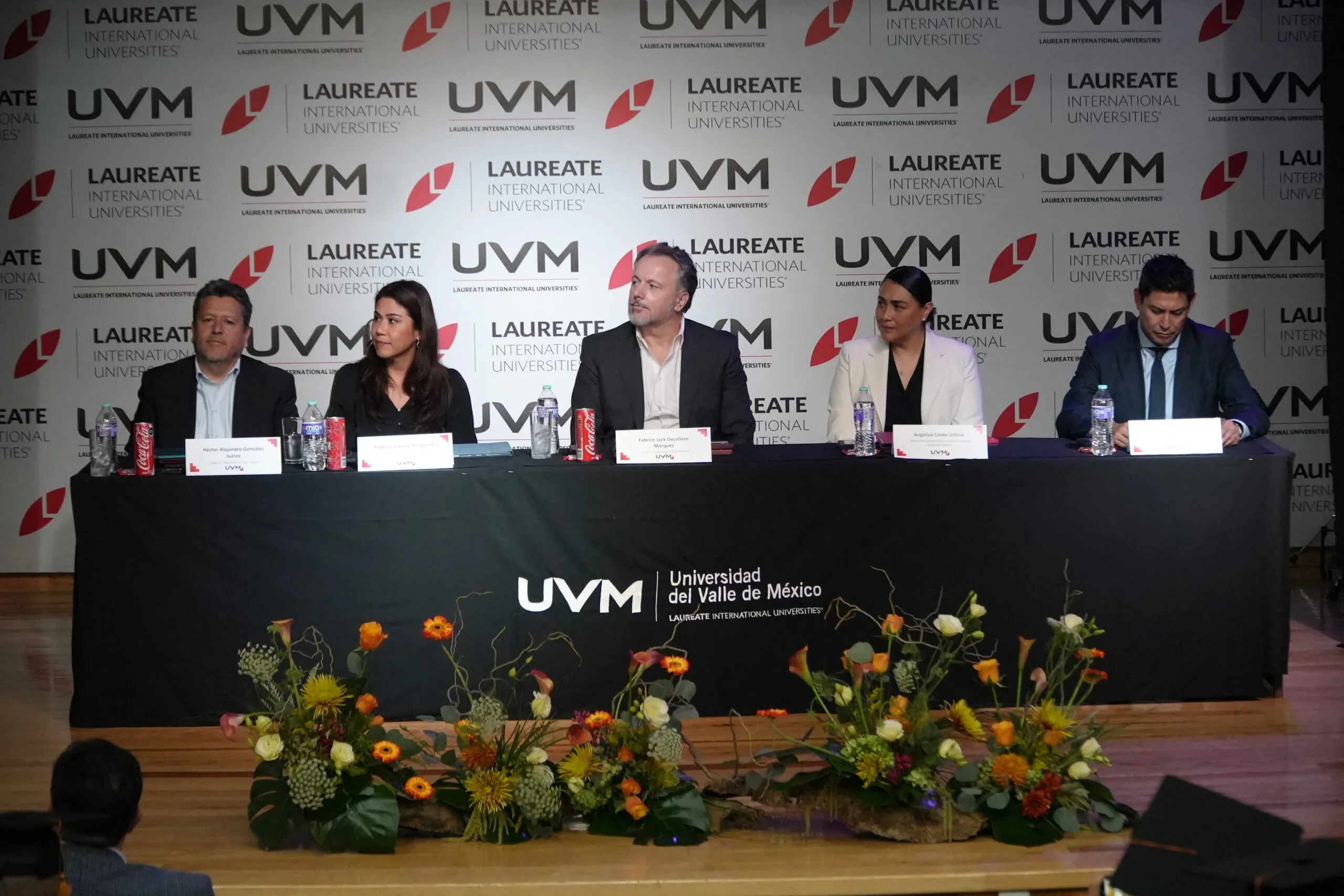 Colaboradores de Grupo Elektra con toga y estolas amarillas durante la ceremonia de certificación LÍDER 21 de UVM.