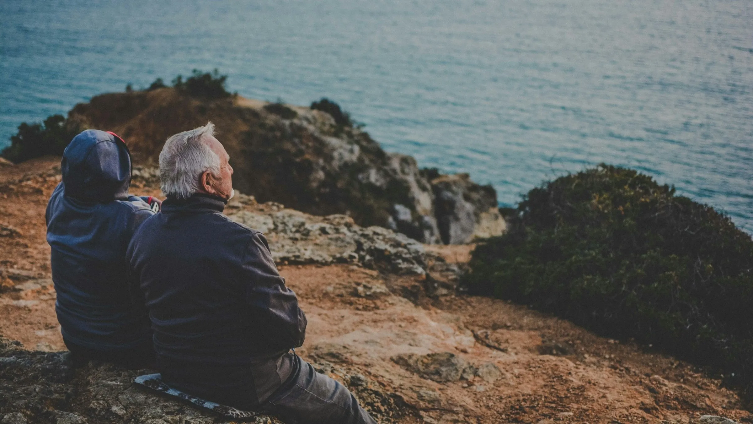 Prevención de la depresión en adultos mayores mediante actividades sociales, aprendizaje y atención a la salud mental
