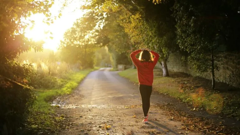 Caminar diariamente y su relación con la salud mental y el desarrollo cerebral de adolescentes