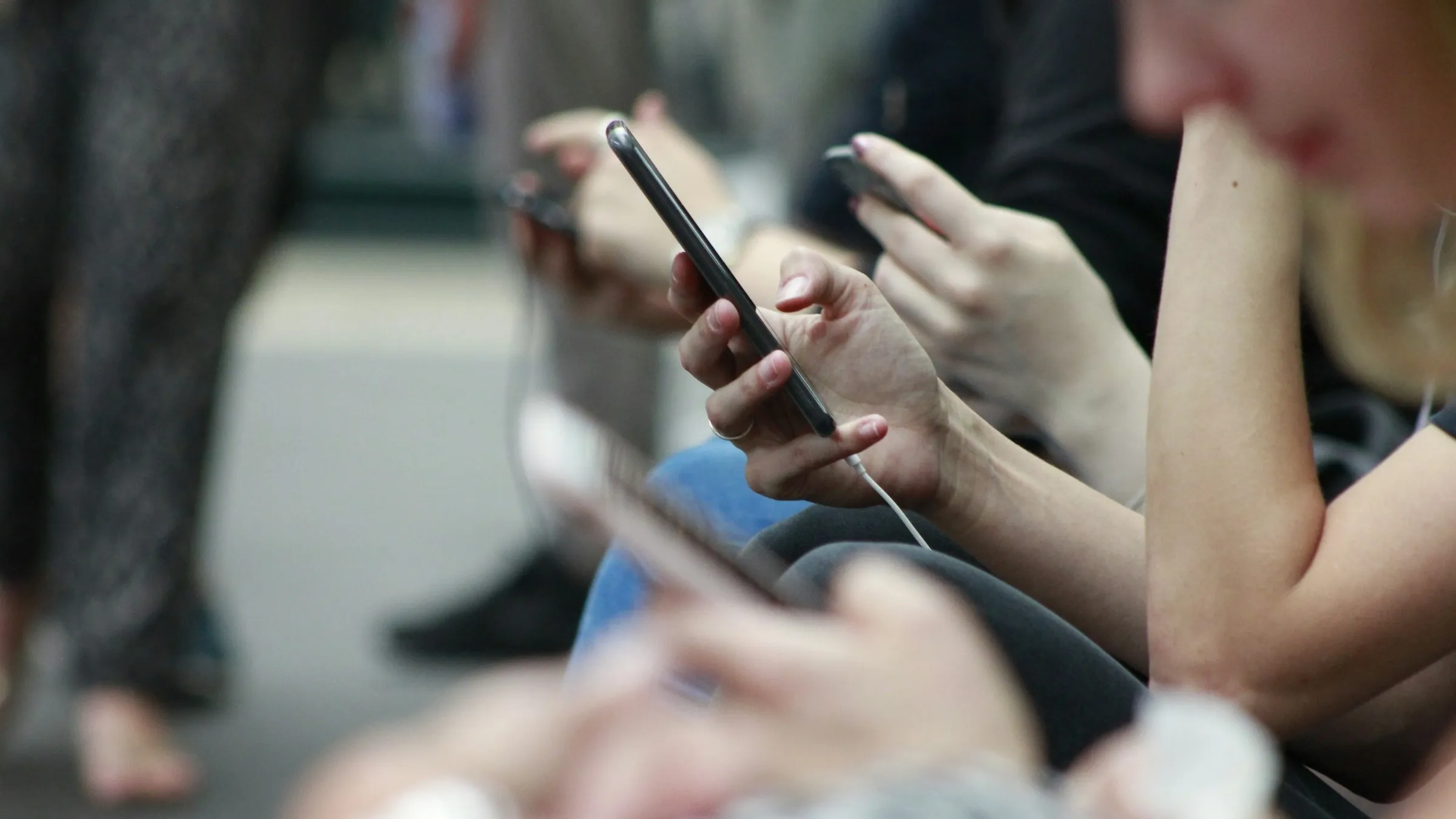 Persona que reduce el uso de smartphones para recuperar hábitos fuera de las pantallas