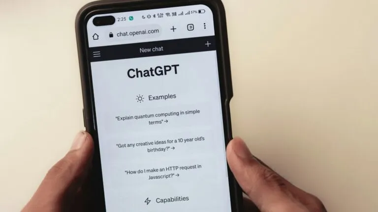 Chatbot comparado con distintas fuentes de información durante una investigación