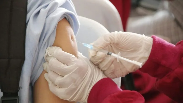 Investigación sobre una vacuna personalizada contra el melanoma que reduce el riesgo de recaída después de la cirugía